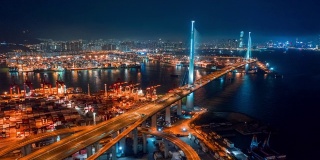4K延时或超延时:鸟瞰图商业港口和集装箱货船与城市景观夜间商业物流，进出口，航运或运输。