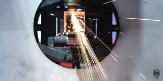 慢动作视频的激光切割机是切割金属