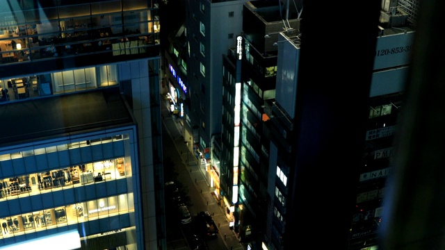 从东京市区高处坠落的电梯上拍摄的夜景