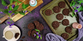 烤双层巧克力片自制饼干创意概念平铺。