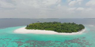飞过马尔代夫的一个荒岛