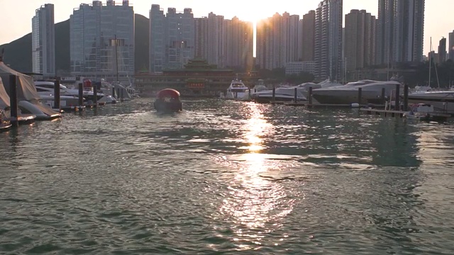 香港香港仔避风塘与日落。