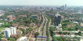 从空中俯瞰通往肯尼亚内罗毕中央商务区的一条主要道路
