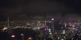 无人机航拍香港地标性金融商业区和摩天大楼的夜晚