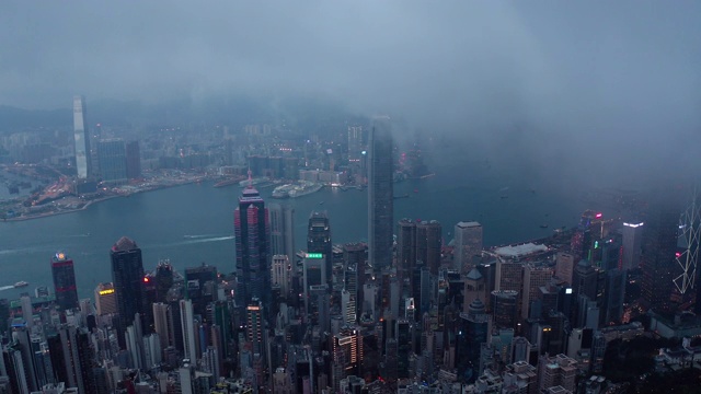 无人机航拍香港地标性金融商业区和摩天大楼的夜晚