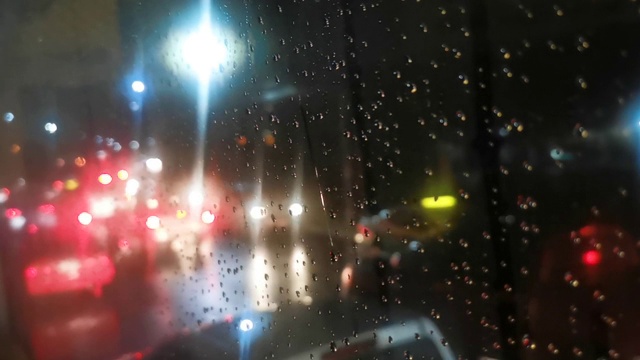 夜景散焦交通与雨。