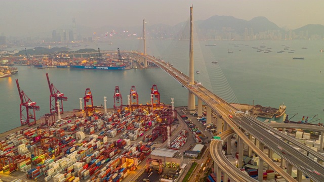 国际港口在香港进出口业务物流中使用起重机装载集装箱的超延时或滞后