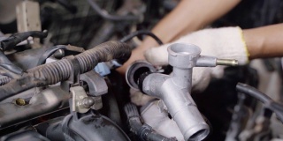 在车库里更换和修理冷却散热器冷却液的汽车修理工之手。