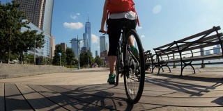 骑自行车:在纽约骑公路自行车的女人