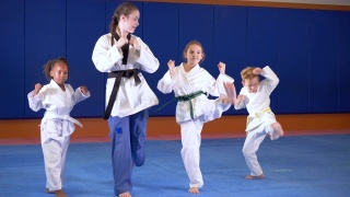 老师和孩子们在跆拳道课上，踢腿视频素材模板下载