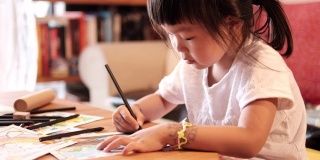 一个亚洲女孩在家画画