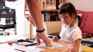 一个亚洲女孩在家画画视频素材模板下载