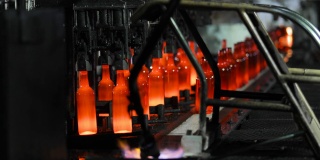 制造工业工厂，具有生产瓶的自动化生产线