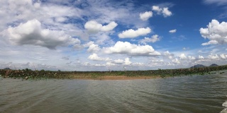 在Bueng Borapet有云和天空的湖
