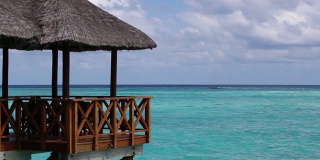 马尔代夫，从一个水上别墅俯瞰大海