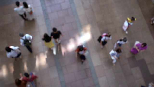 慢镜头:抽象模糊的背景俯视图游客行人拥挤在元町购物街日本神户