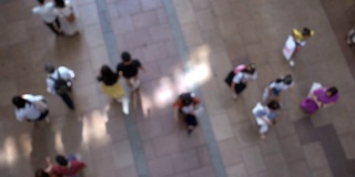 慢镜头:抽象模糊的背景俯视图游客行人拥挤在元町购物街日本神户