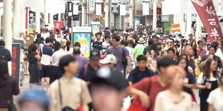 慢镜头:俯视图游客行人拥挤在本町购物街日本神户