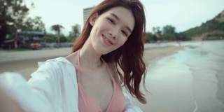 快乐的亚洲海滩女人自拍，社交媒体与海滩