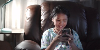 亚洲小女孩和她的朋友在家里视频通话