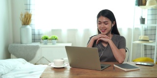 亚洲女性通过视频会议与同事交谈。