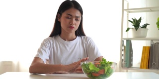 亚洲女性厌倦了健康食品。