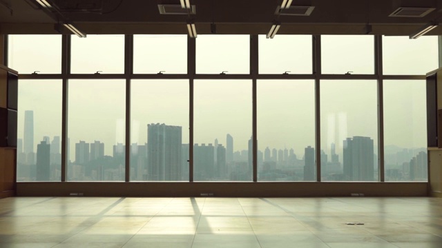 透过窗户欣赏香港城市天际线