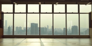 透过窗户欣赏香港城市天际线