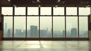 透过窗户欣赏香港城市天际线视频素材模板下载