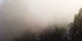 黄山山顶雾黄山霜松，中国黄山
