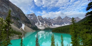 6月日出的冰碛湖4K视频，班夫国家公园，加拿大