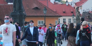 戴口罩和不戴口罩的人群在城市街道上行走