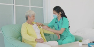 护士在家测量老年患者的体温，了解老年人心脏病保健的概念