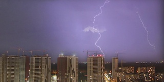 城市上空有强烈的雷暴和明亮的闪电。时间流逝