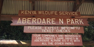 肯尼亚阿伯代尔国家公园木制信息招牌