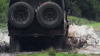 一辆黑色越野车穿过阿伯代尔国家公园内的浑水。采用针视频素材模板下载