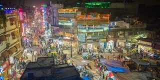 View to拥挤的街道与商店，酒店，交通和人们在主要市场或Paharganj。间隔拍摄