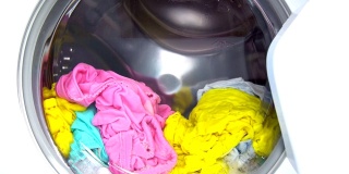 洗衣机可以洗有颜色的衣服和床单。汽缸旋转