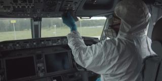 飞机驾驶舱因新冠肺炎疫情进行消毒