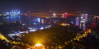 中国夜景时间照亮武汉著名的黄鹤寺空中河滨全景，4k时间流逝