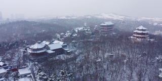 吉林雪山上的寺庙