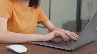 在笔记本电脑上工作的女性，在长时间的电脑工作后手腕关节疼痛和不适。视频素材模板下载