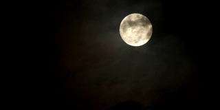 万圣节的月亮和云。间隔拍摄4 k。