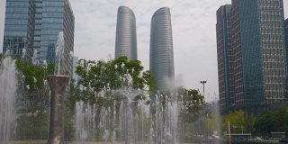 白天时间成都市中心著名的写字楼商场喷泉广场全景4k中国