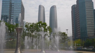 白天时间成都市中心著名的写字楼商场喷泉广场全景4k中国视频素材模板下载