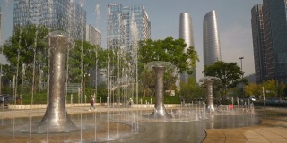 白天时间成都市中心著名购物中心喷泉广场全景4k中国