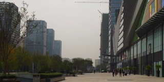 白天时间成都市中心著名购物中心前人行道全景4k中国