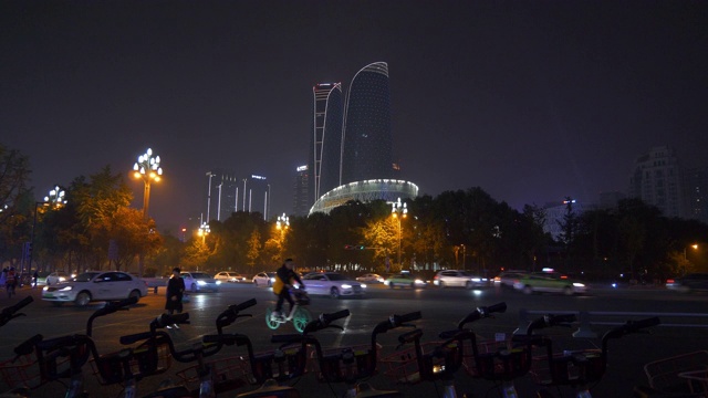 夜景时间照亮成都市区交通街道自行车租赁停车全景4k中国