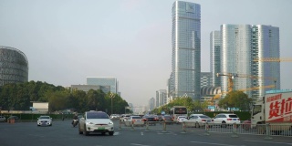 阳光灿烂的黄昏，成都市区交通街道，现代化的办公综合楼全景4k中国