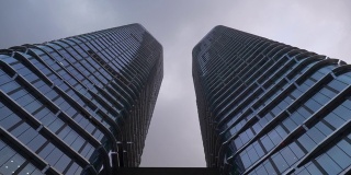 多云的天空成都市现代办公大楼耸立，一览4k中国全景